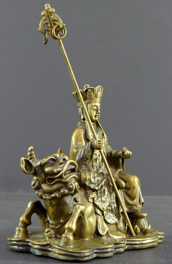 Giappone, XIX secolo, Gruppo in bronzo Bodhisattva Ksitigarbha seduto su un Kirin.