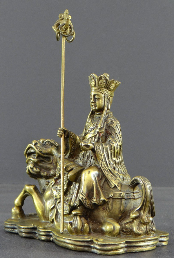 Giappone, XIX secolo, Gruppo in bronzo Bodhisattva Ksitigarbha seduto su un Kirin.