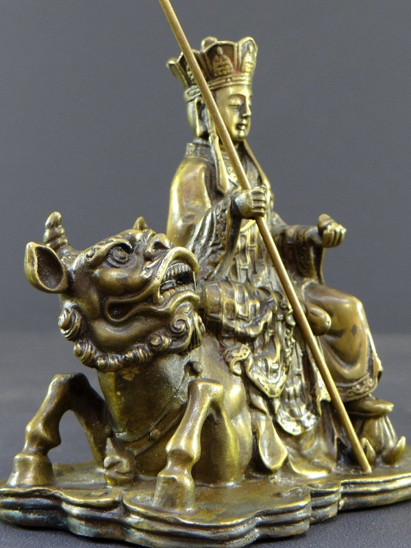 Giappone, XIX secolo, Gruppo in bronzo Bodhisattva Ksitigarbha seduto su un Kirin.