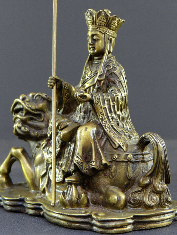 Giappone, XIX secolo, Gruppo in bronzo Bodhisattva Ksitigarbha seduto su un Kirin.