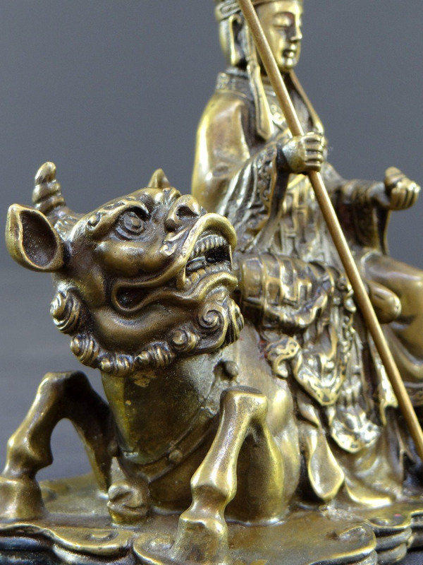 Giappone, XIX secolo, Gruppo in bronzo Bodhisattva Ksitigarbha seduto su un Kirin.