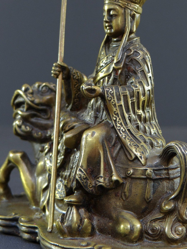 Giappone, XIX secolo, Gruppo in bronzo Bodhisattva Ksitigarbha seduto su un Kirin.