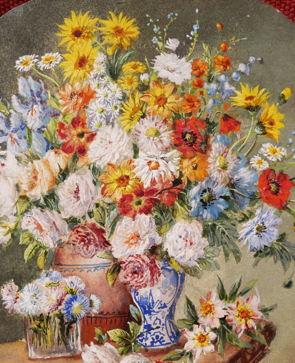 École française circa 1900, Nature morte aux vases et verre de fleurs sur un entablement