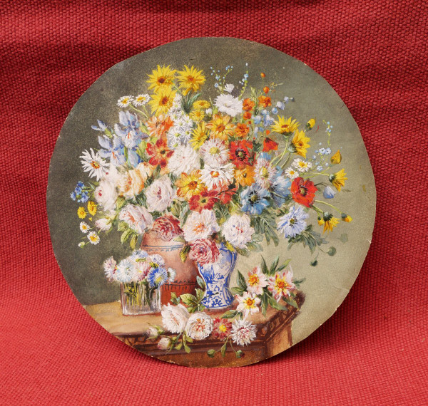 École française circa 1900, Nature morte aux vases et verre de fleurs sur un entablement