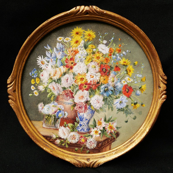 École française circa 1900, Nature morte aux vases et verre de fleurs sur un entablement