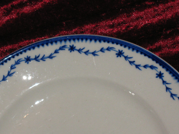 Tenero piatto in porcellana di Arras o Tournai del XVIII secolo con decorazione La Brindille
