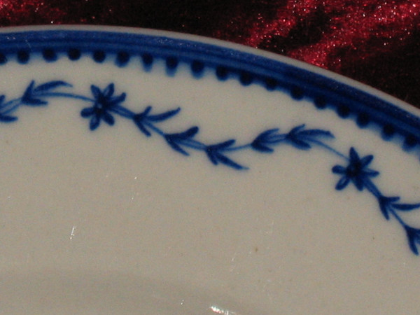 Tenero piatto in porcellana di Arras o Tournai del XVIII secolo con decorazione La Brindille