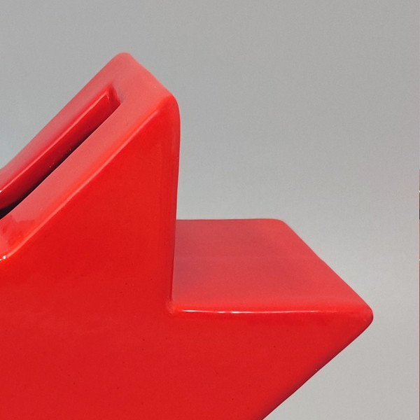 1980 Magnifique vase rouge "Hsing" par Ettore Sottsass. Fabriqué en Italie