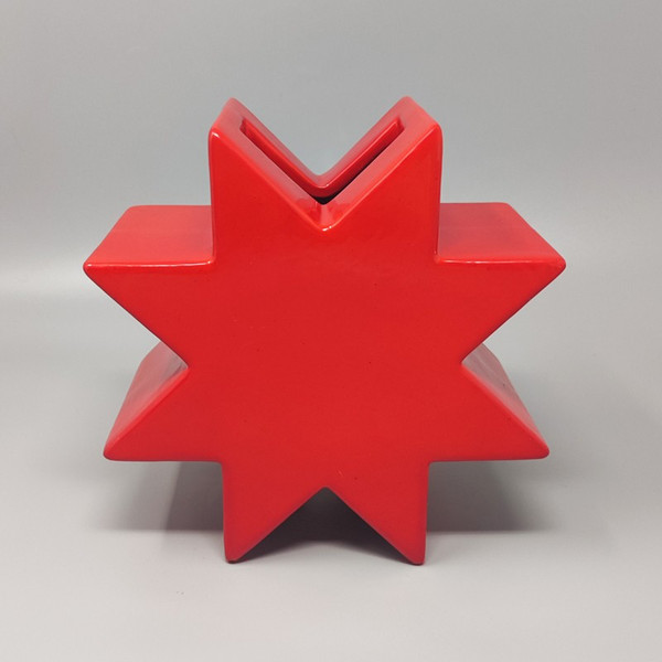 1980 Magnifique vase rouge "Hsing" par Ettore Sottsass. Fabriqué en Italie