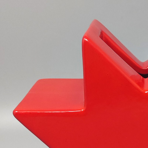 1980 Magnifique vase rouge "Hsing" par Ettore Sottsass. Fabriqué en Italie