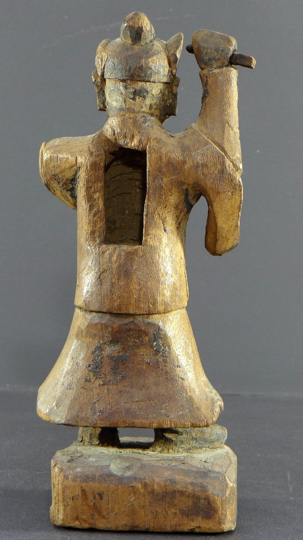 China, 18. Jahrhundert, Qing-Dynastie, seltene „Yaksha“-Dämonengeiststatue aus geschnitztem Holz.