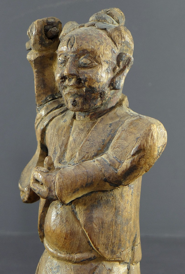 China, 18. Jahrhundert, Qing-Dynastie, seltene „Yaksha“-Dämonengeiststatue aus geschnitztem Holz.