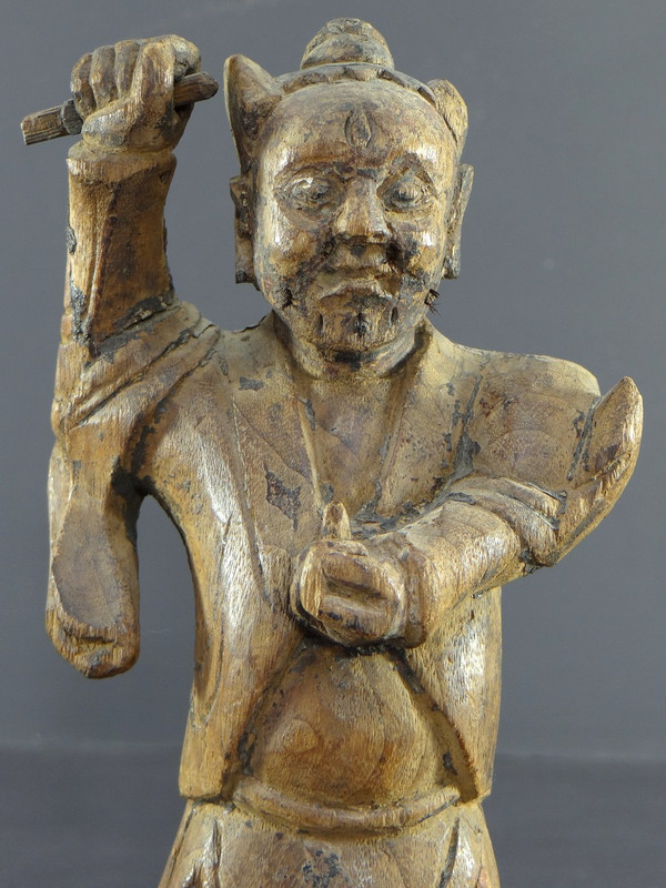China, 18. Jahrhundert, Qing-Dynastie, seltene „Yaksha“-Dämonengeiststatue aus geschnitztem Holz.