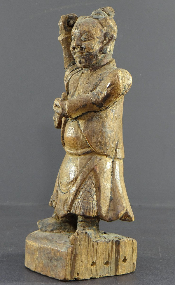 China, 18. Jahrhundert, Qing-Dynastie, seltene „Yaksha“-Dämonengeiststatue aus geschnitztem Holz.