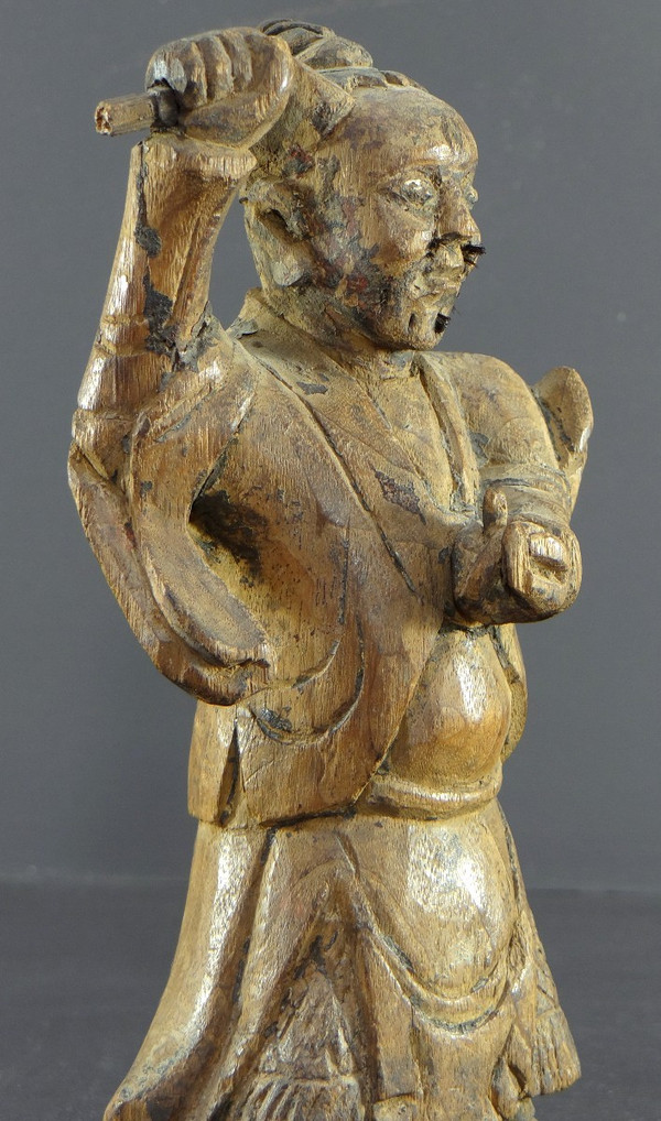 China, 18. Jahrhundert, Qing-Dynastie, seltene „Yaksha“-Dämonengeiststatue aus geschnitztem Holz.