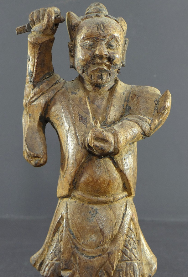 China, 18. Jahrhundert, Qing-Dynastie, seltene „Yaksha“-Dämonengeiststatue aus geschnitztem Holz.