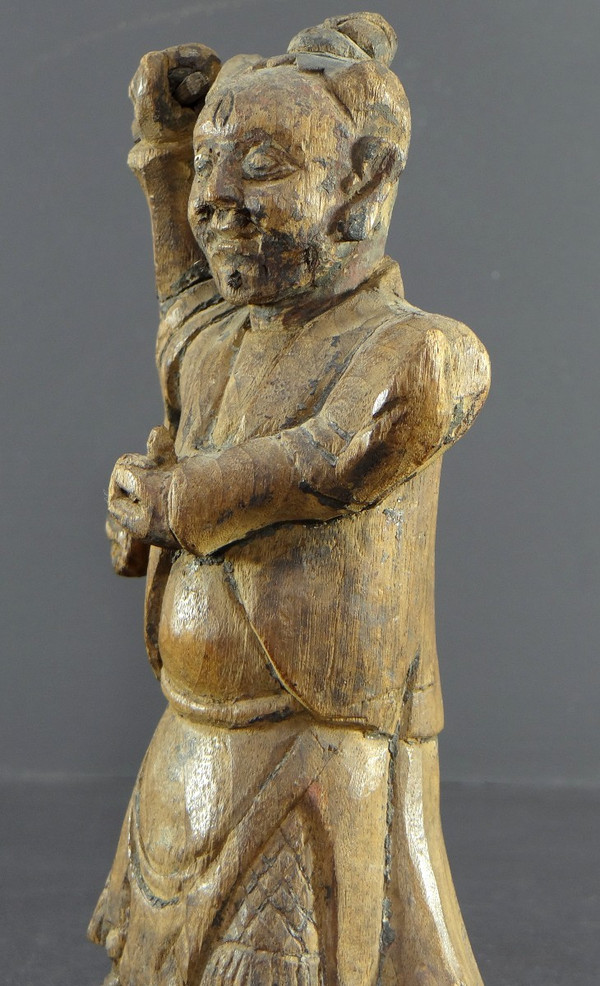 China, 18. Jahrhundert, Qing-Dynastie, seltene „Yaksha“-Dämonengeiststatue aus geschnitztem Holz.