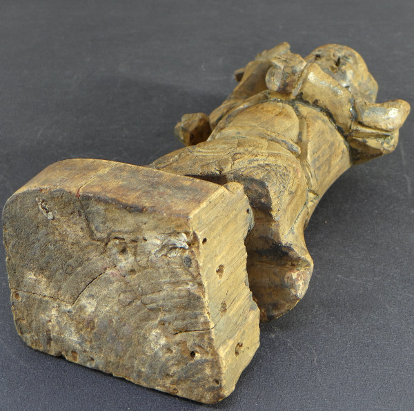 China, 18. Jahrhundert, Qing-Dynastie, seltene „Yaksha“-Dämonengeiststatue aus geschnitztem Holz.