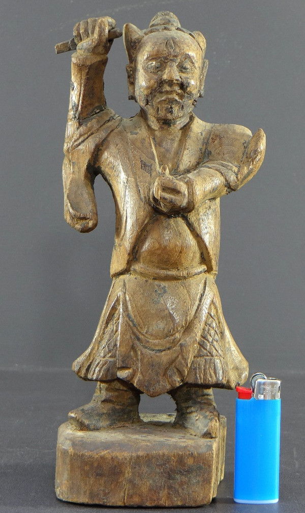 China, 18. Jahrhundert, Qing-Dynastie, seltene „Yaksha“-Dämonengeiststatue aus geschnitztem Holz.
