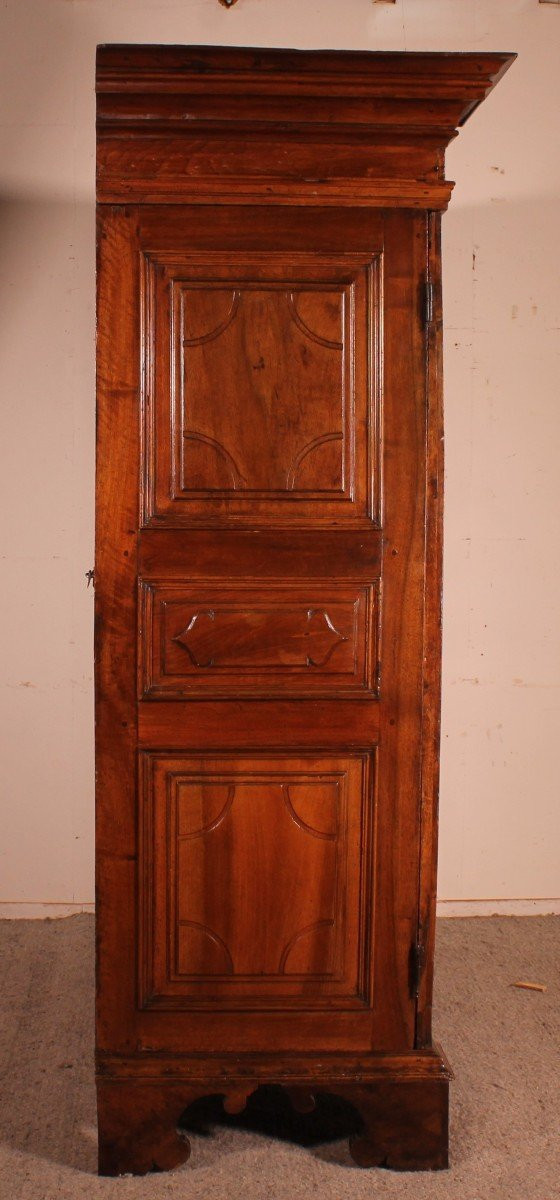 Kleiderschrank aus Walnussholz aus dem 17. Jahrhundert – Italien
