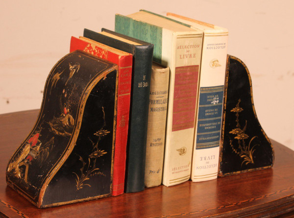 Paire De Serres Livres En En Laque Dorée Et Polychrome