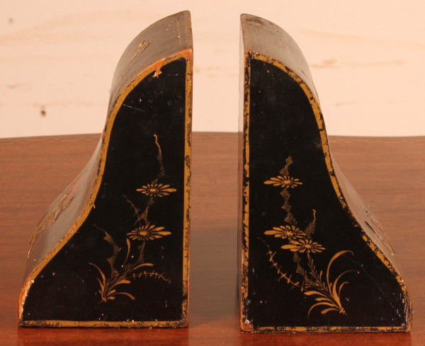 Paire De Serres Livres En En Laque Dorée Et Polychrome
