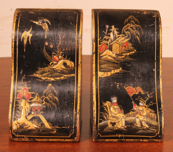 Paire De Serres Livres En En Laque Dorée Et Polychrome