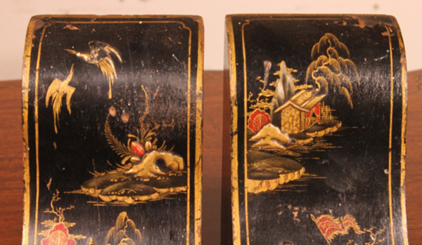 Paire De Serres Livres En En Laque Dorée Et Polychrome