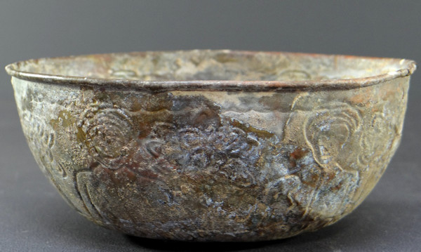 Arte Islamica, XV-XVI Secolo, Coppa in Bronzo Decoro Martellato.
