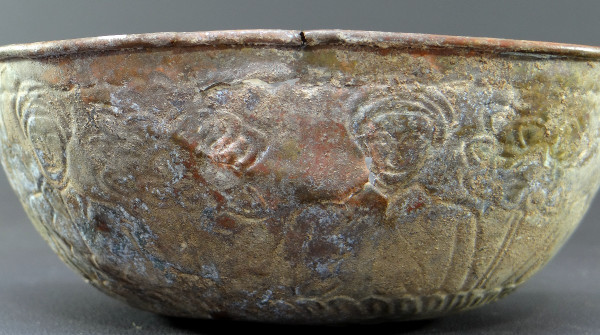 Arte Islamica, XV-XVI Secolo, Coppa in Bronzo Decoro Martellato.