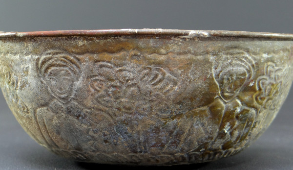 Arte Islamica, XV-XVI Secolo, Coppa in Bronzo Decoro Martellato.