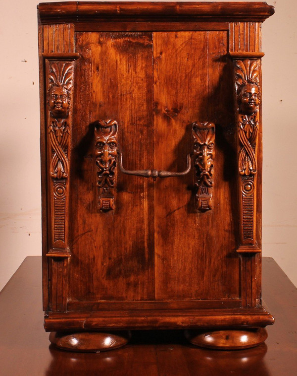 Cabinet Forêt Noir Daté 1590