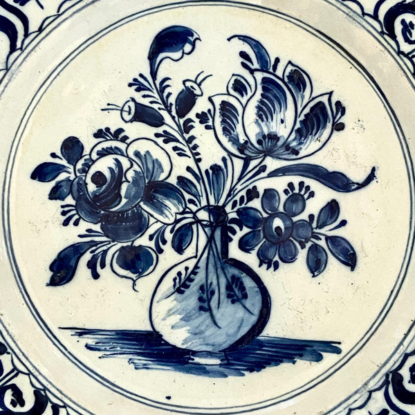 Delft, XVIII Secolo, Piatto Di Terracotta Decorato Con Vaso Bottiglia Fiorito.