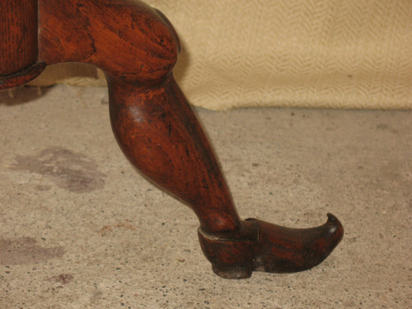 Guéridon en chêne sculpté avec piètement rare époque 19ème Origine Pays Basque