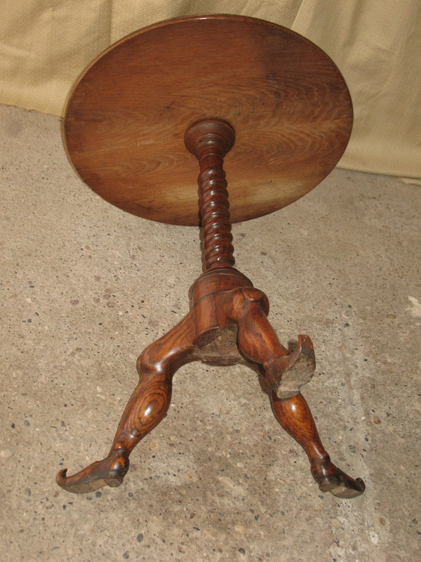 Guéridon en chêne sculpté avec piètement rare époque 19ème Origine Pays Basque