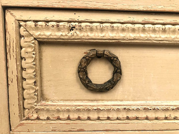 Kommode im Louis XVI-Stil aus cremefarben lackiertem Holz, um 1900