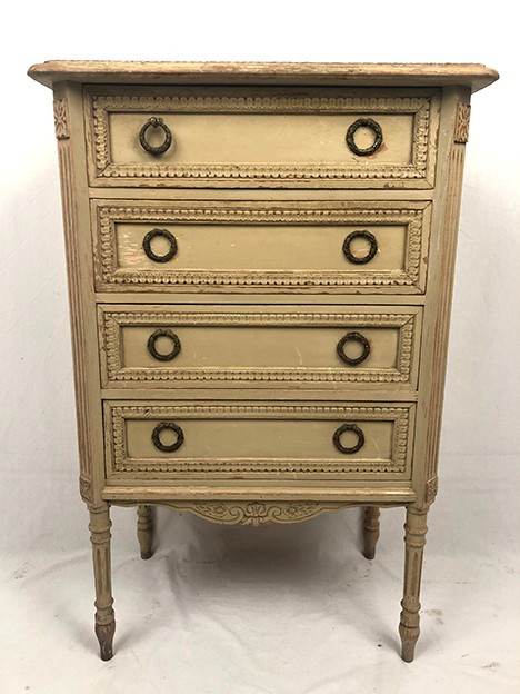 Kommode im Louis XVI-Stil aus cremefarben lackiertem Holz, um 1900