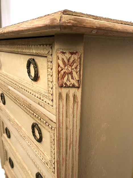 Kommode im Louis XVI-Stil aus cremefarben lackiertem Holz, um 1900