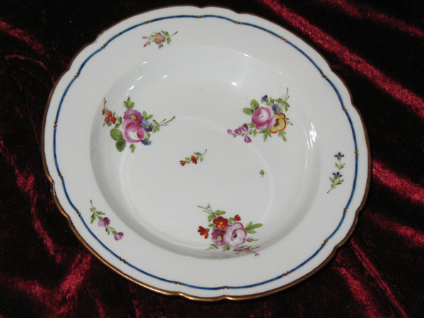 Assiette en porcelaine de Locré à décor floral époque 18ème