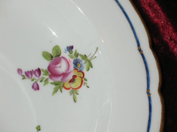 Assiette en porcelaine de Locré à décor floral époque 18ème