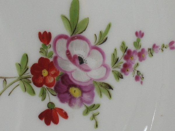 Assiette en porcelaine de Locré à décor floral époque 18ème