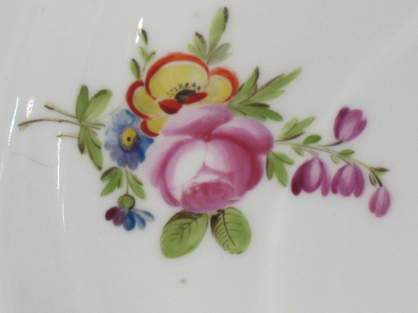 Assiette en porcelaine de Locré à décor floral époque 18ème
