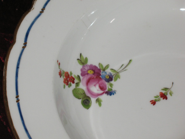 Assiette en porcelaine de Locré à décor floral époque 18ème