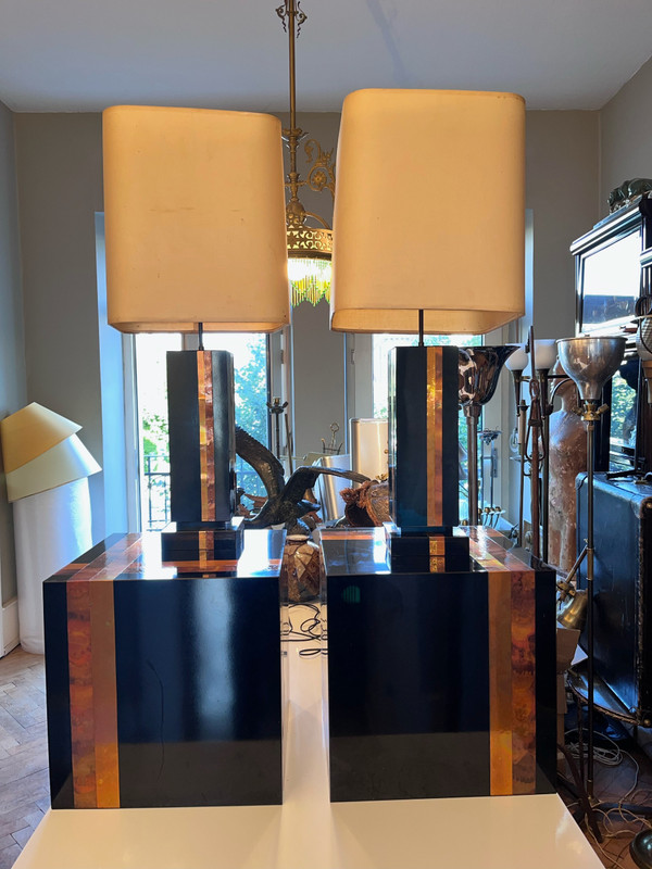 France, Circa 1970. Side tables & lamps set in lacquered wood and copper slats
