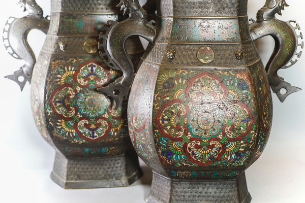 PAIRE VASES BALUSTRES CLOISONNÉS A ANSES. ASIE