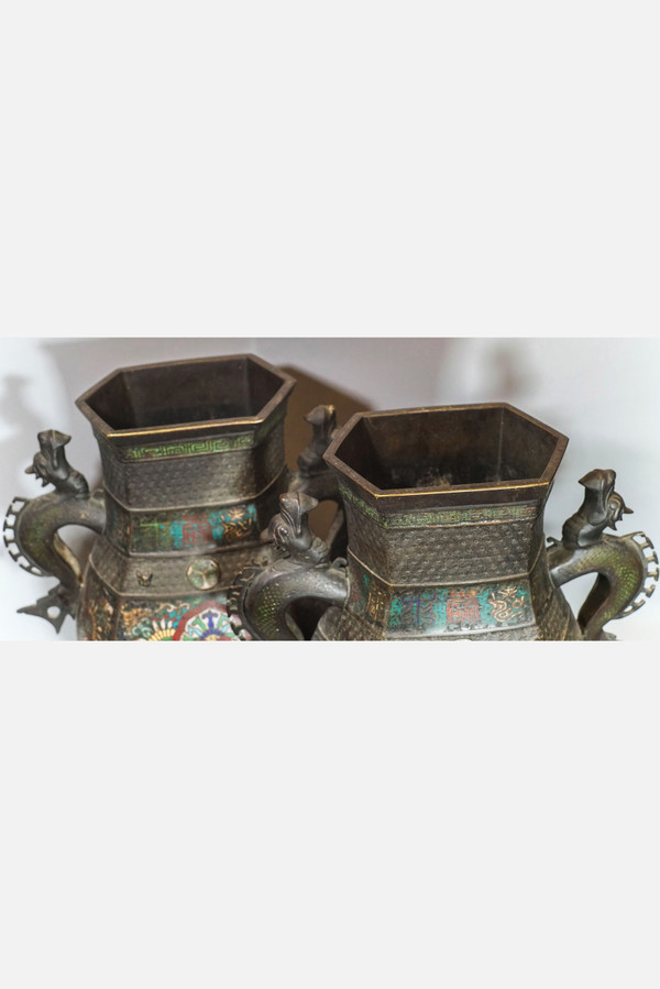 PAIRE VASES BALUSTRES CLOISONNÉS A ANSES. ASIE
