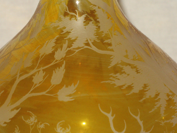 Vaso a sfera in vetro ambrato di Boemia decorato con animali e paesaggi forestali XIX secolo