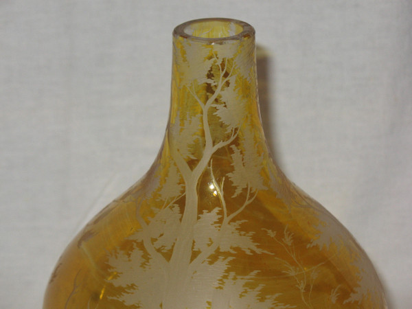 Vaso a sfera in vetro ambrato di Boemia decorato con animali e paesaggi forestali XIX secolo