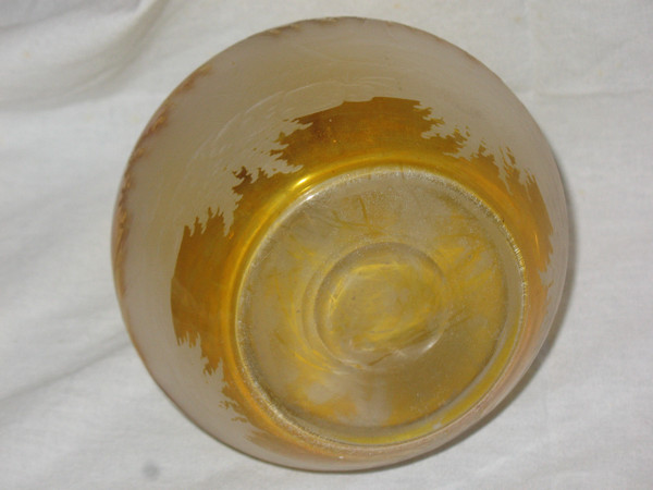 Vaso a sfera in vetro ambrato di Boemia decorato con animali e paesaggi forestali XIX secolo