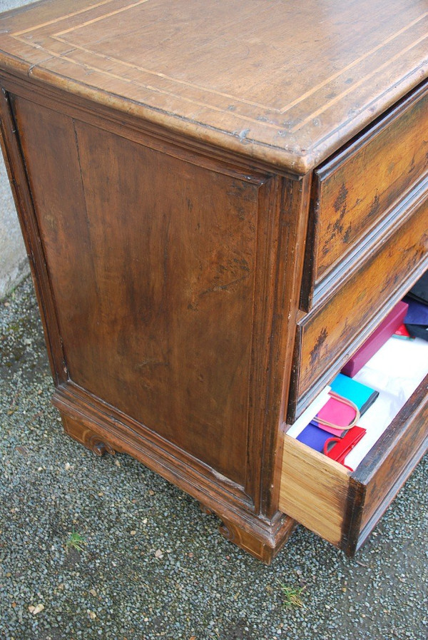 Commode En Noyer Fin XVII  Avec Scènes Paysagées